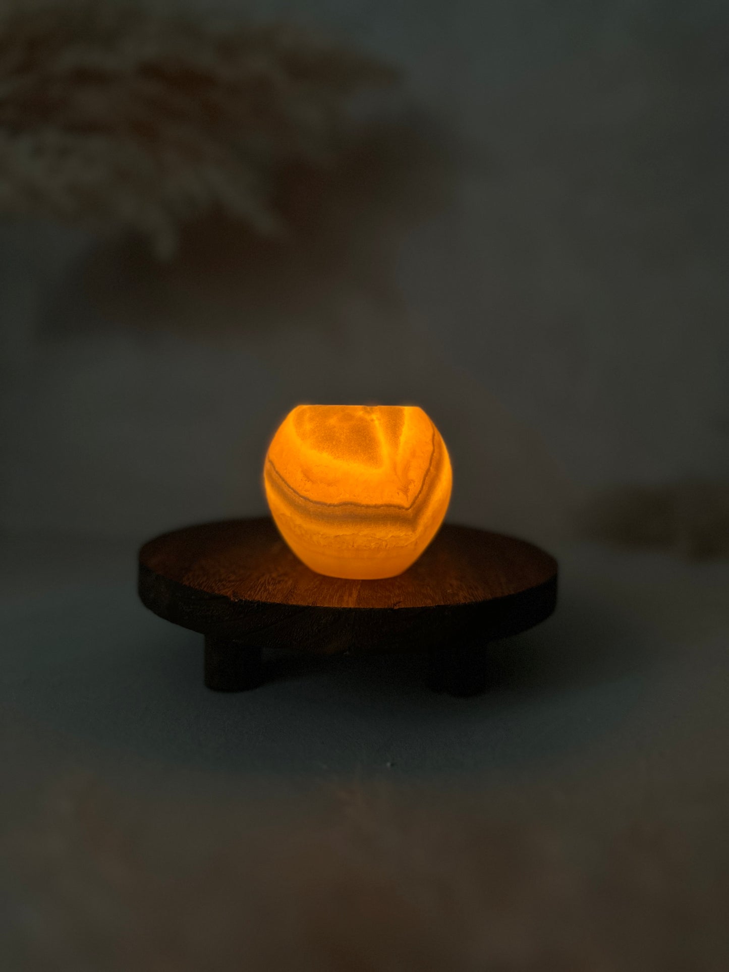 Warmes Licht durchleuchtet den Roya the Brand Zivra Kerzenhalter sanft.