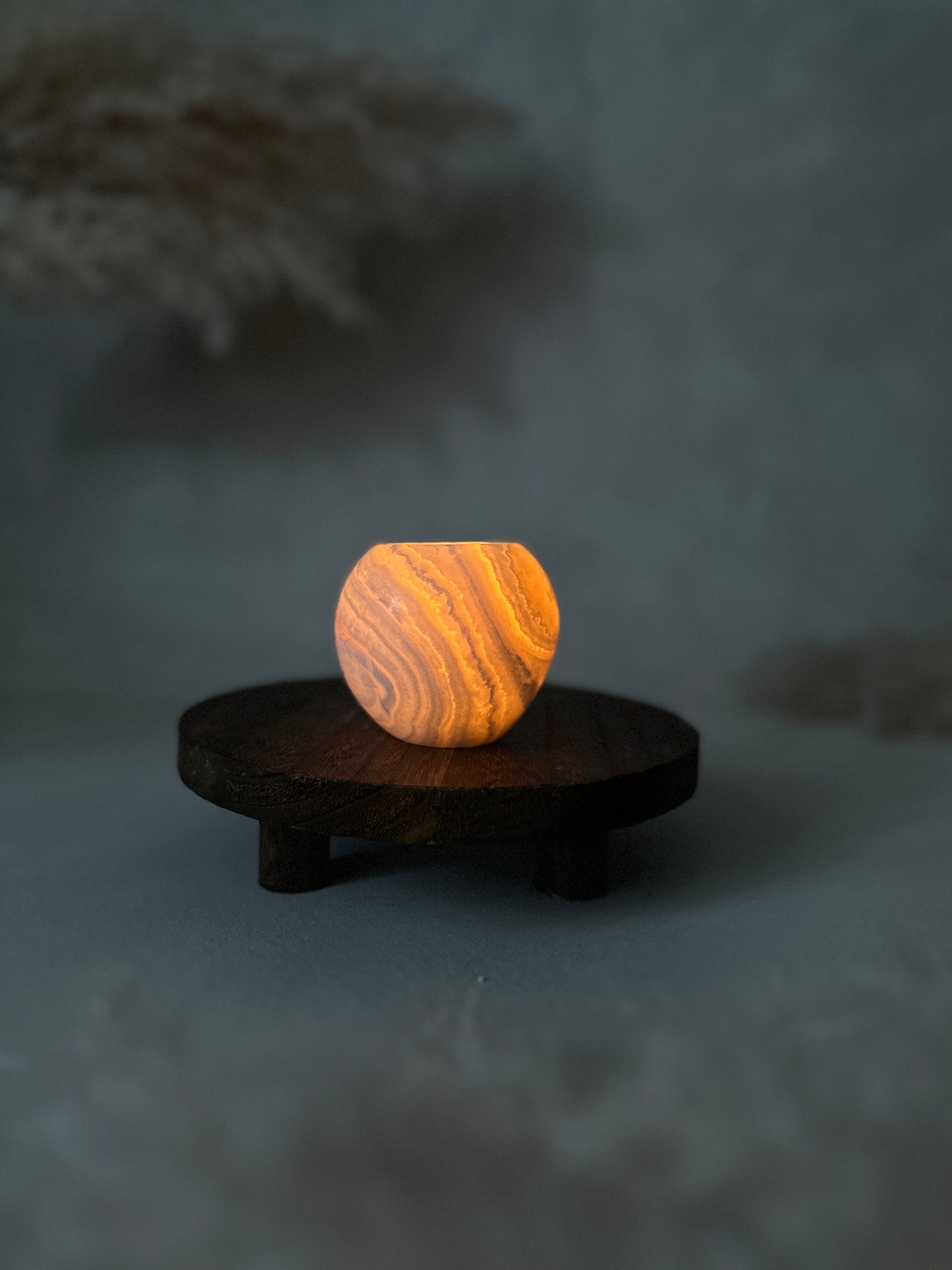 Leuchtender Effekt hebt den Roya the Brand Yara Kerzenhalter deutlich hervor.