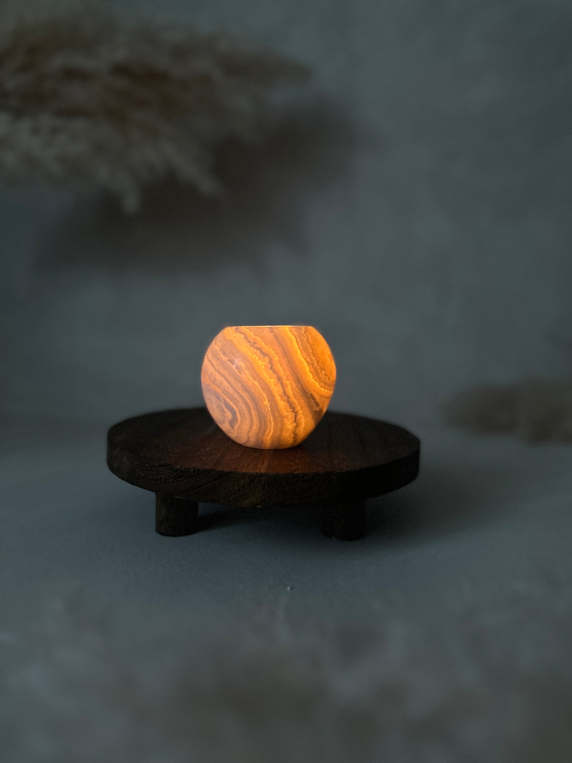 Leuchtender Effekt hebt den Roya the Brand Yara Kerzenhalter deutlich hervor.