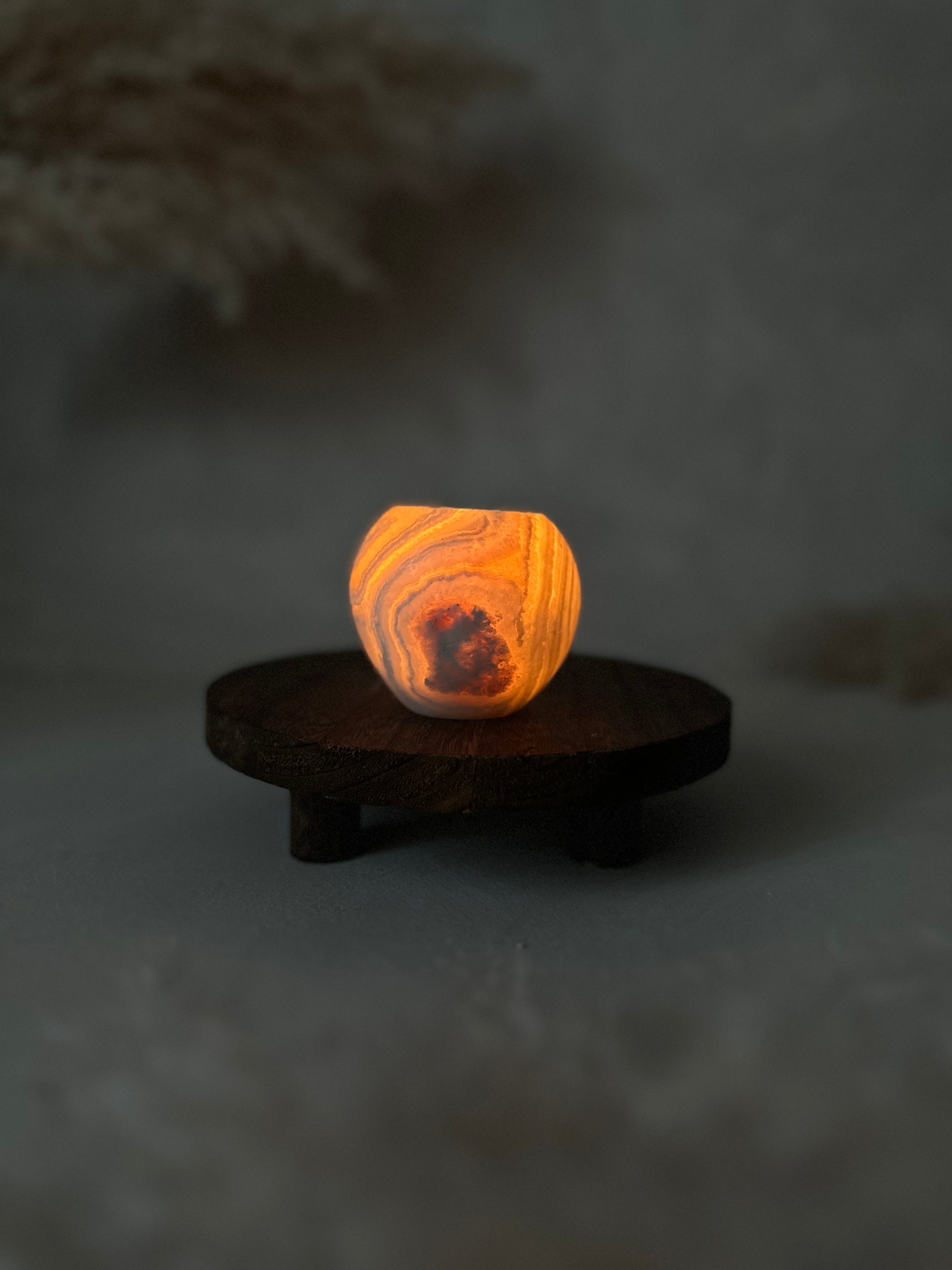 Warmes Leuchten durchzieht den Roya the Brand Yara Kerzenhalter sanft.