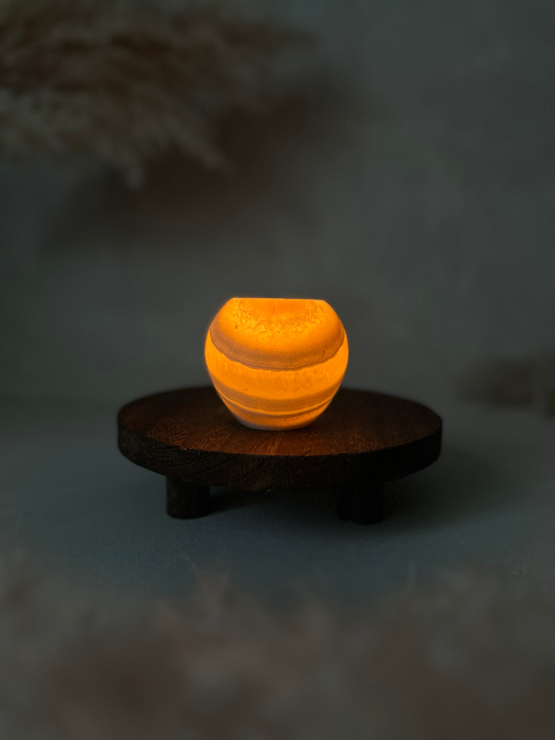 Warmes Licht durchleuchtet den Roya the Brand Suni Kerzenhalter sanft.