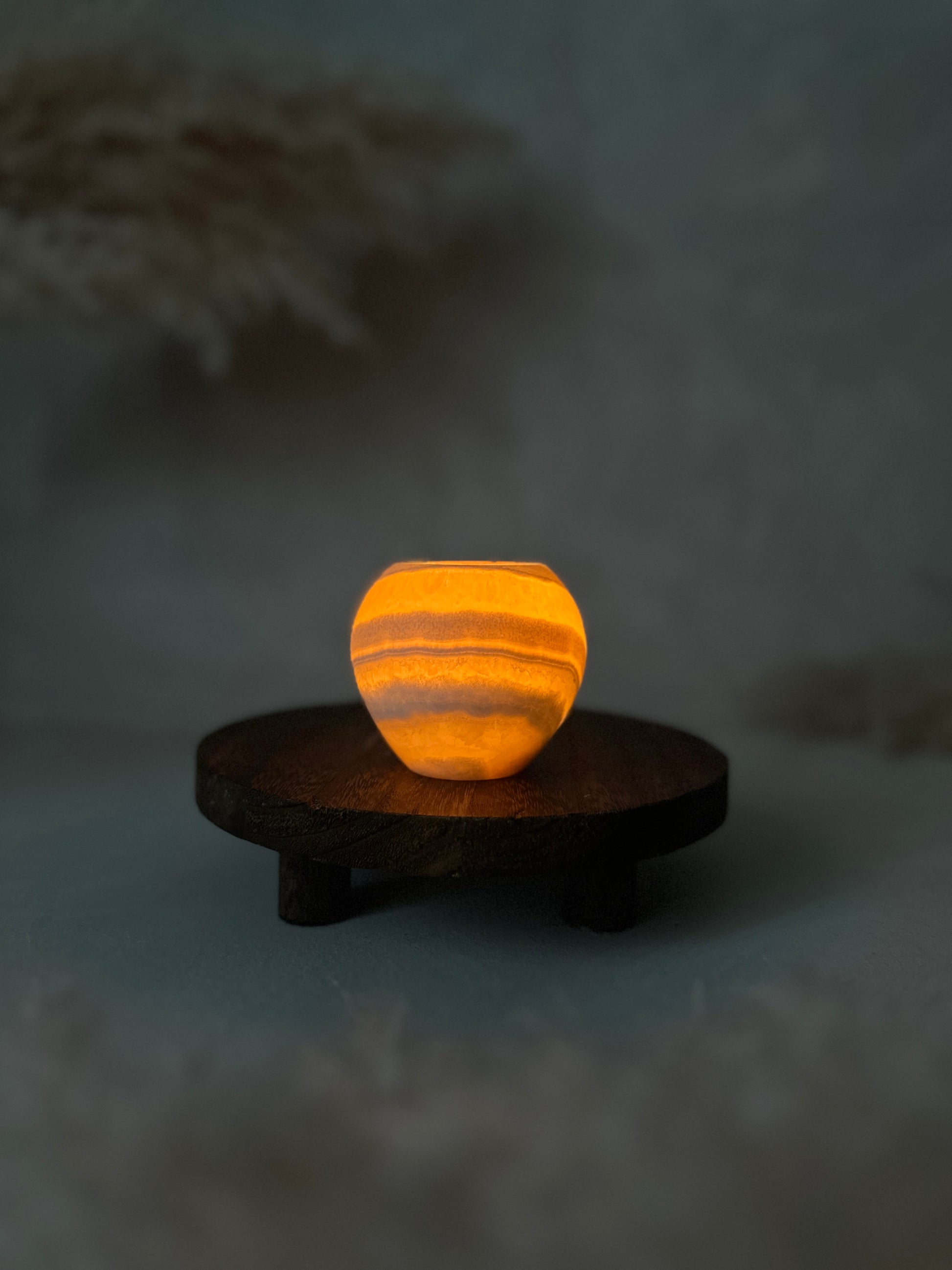 Leuchtender Effekt hebt den Roya the Brand Suni Kerzenhalter hervor.