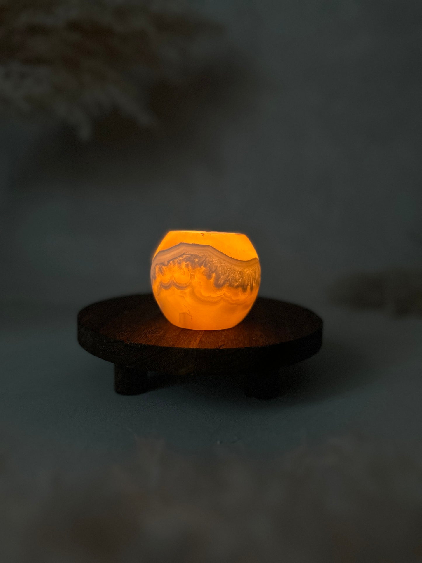 Leuchtender Alabaster zeigt den Roya the Brand Yusa Kerzenhalter intensiv.