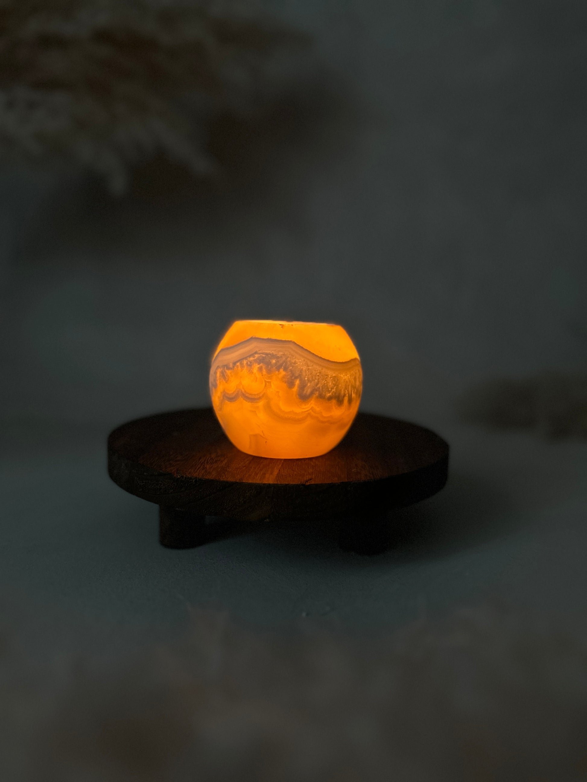 Leuchtender Alabaster zeigt den Roya the Brand Yusa Kerzenhalter intensiv.