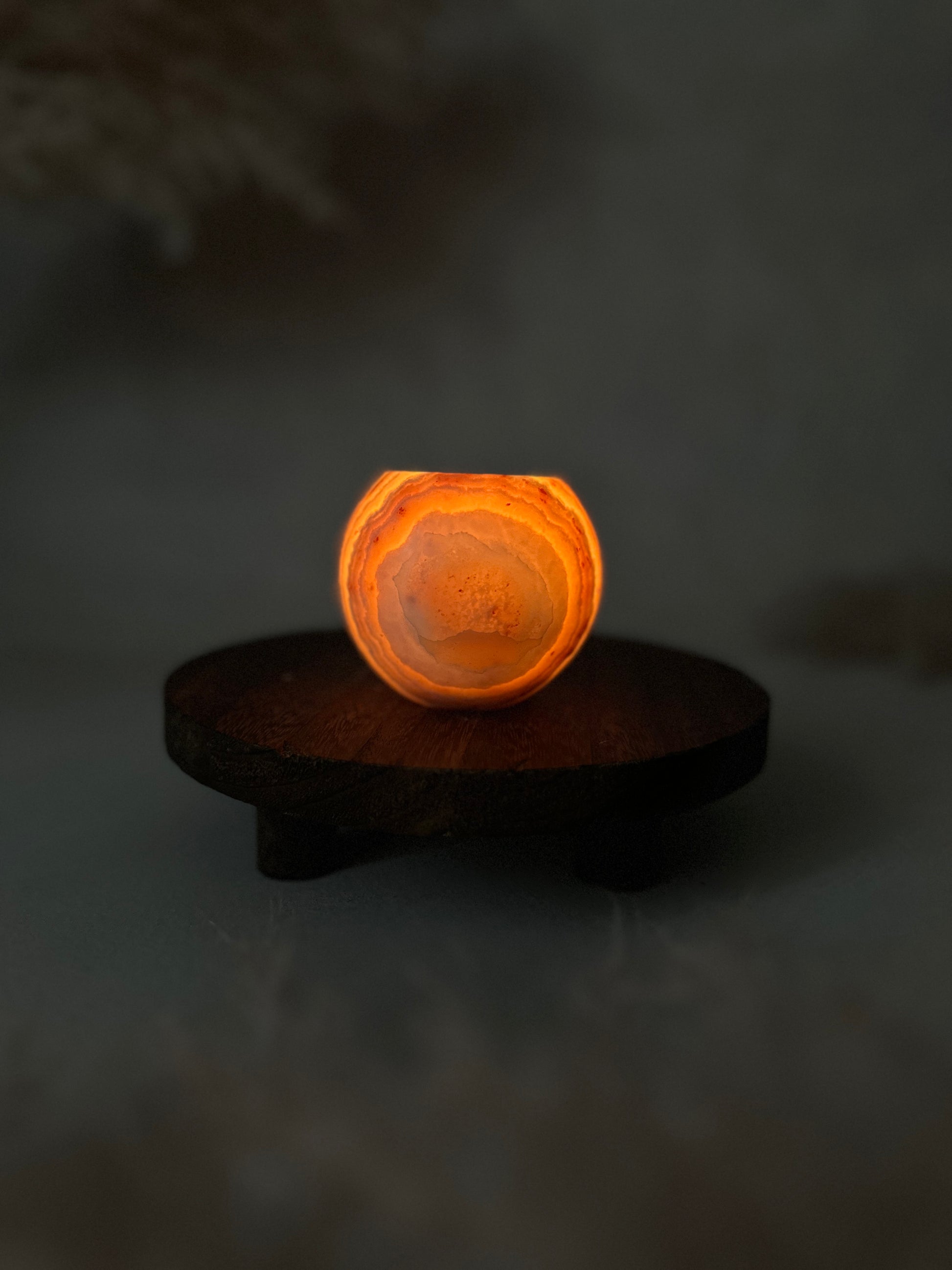 Leuchtender Effekt prägt den Roya the Brand Sorana Kerzenhalter deutlich.