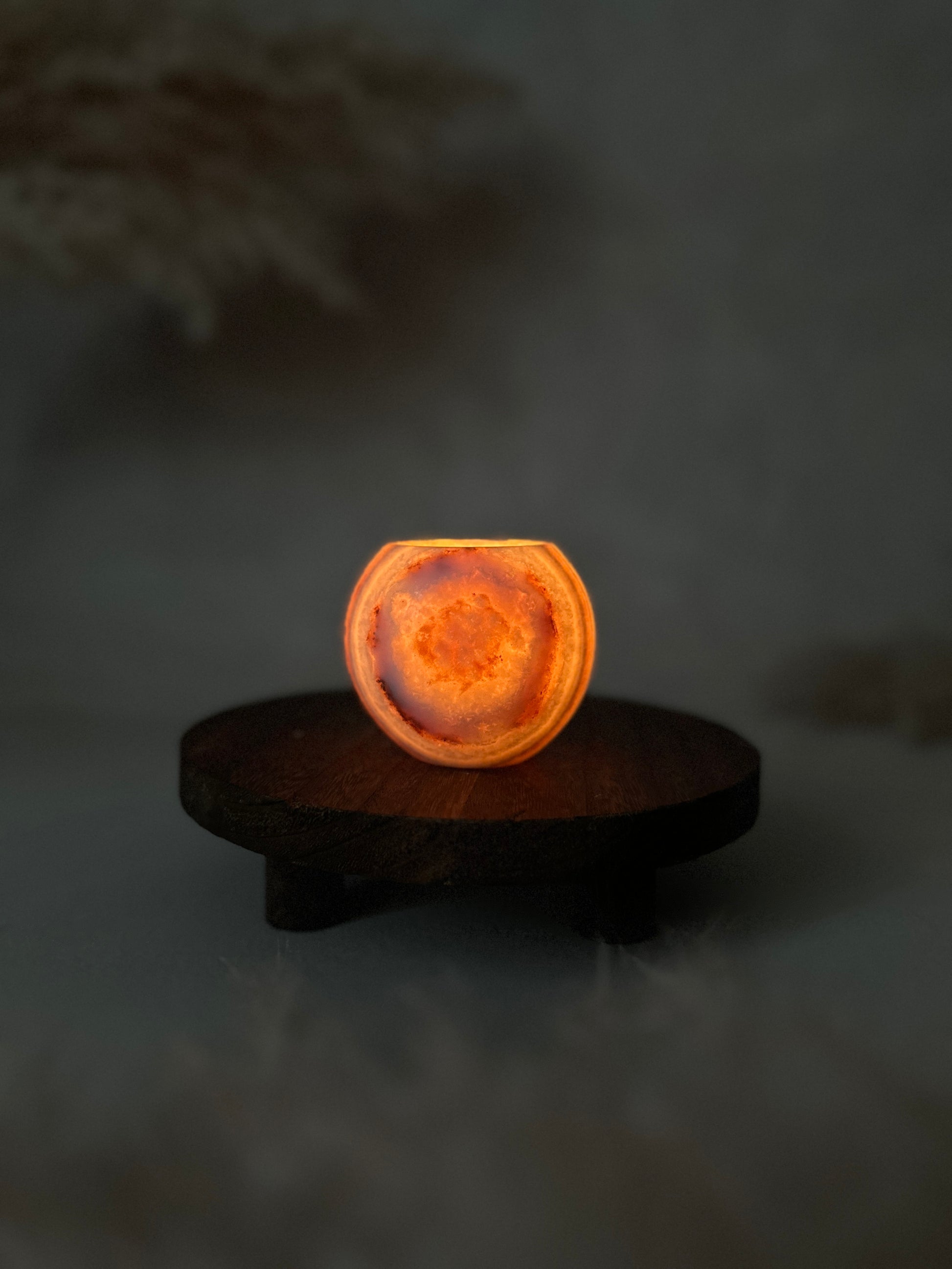 Warmes Licht durchstrahlt den Roya the Brand Sorana Kerzenhalter sanft.